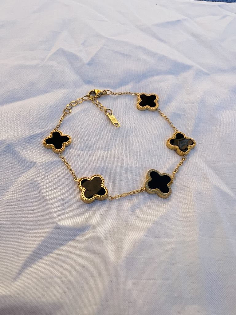 black clover bracelate