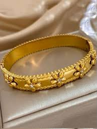 Daisy Bloom Embossed Bangle