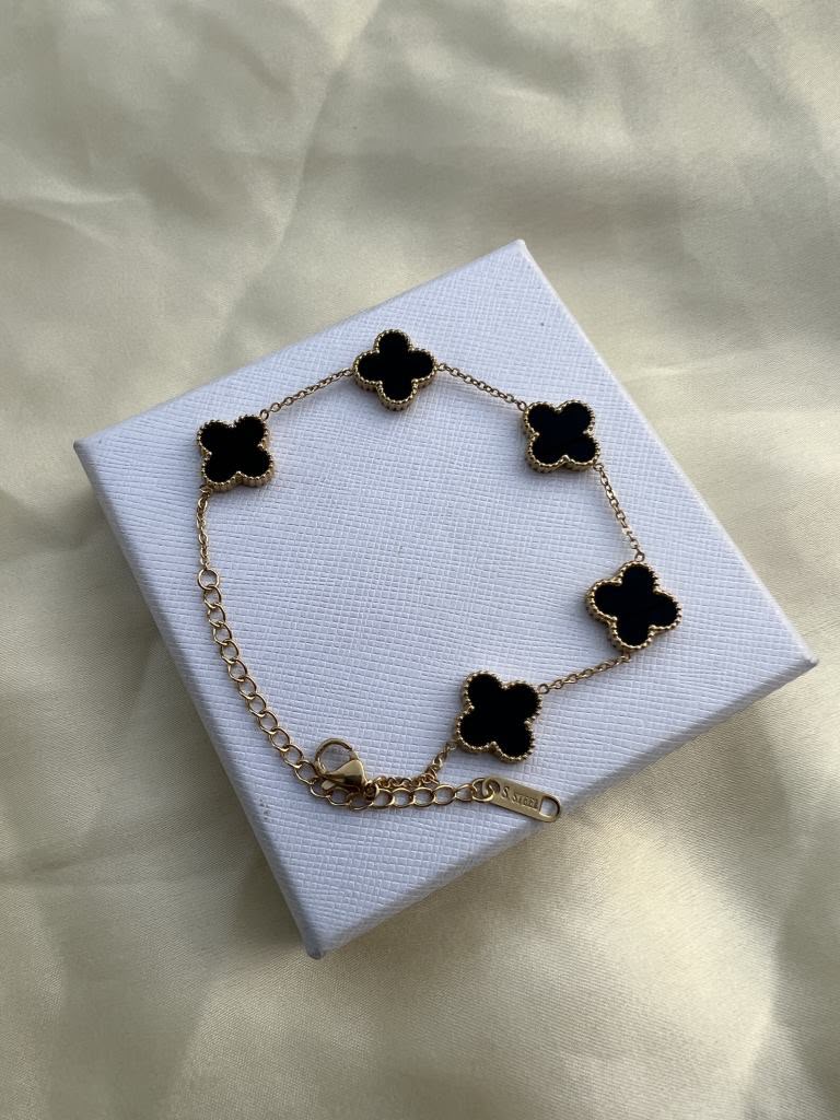 black clover bracelate