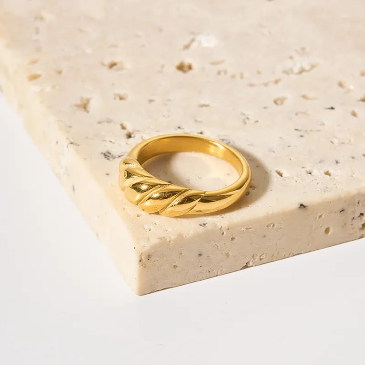Luxe Ribbed Eternity Ring