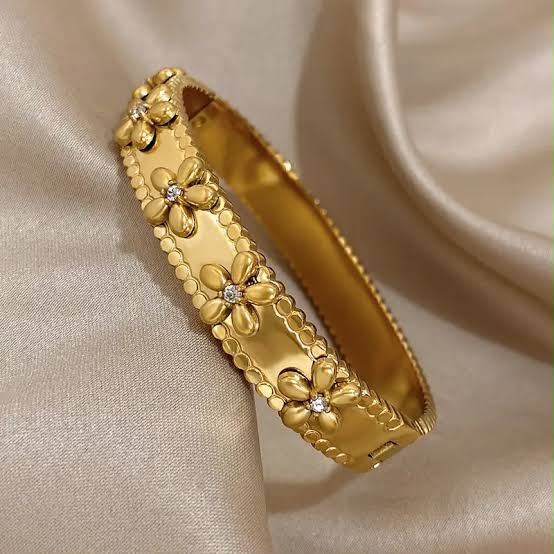 Daisy Bloom Embossed Bangle